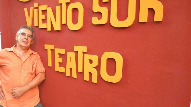 Jorge Cuadrelli, junto al letrero de Viento Sur Teatro.