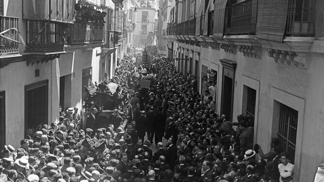 Cortejo fúnebre de Aníbal González en su paso por la calle Zaragoza (©ICAS-SAHP. Fototeca Municipal de Sevilla, fondo Serrano).