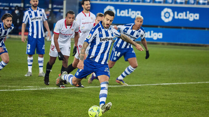 Joselu lanza el penalti que detuvo Bono en el Alavés-Sevilla.