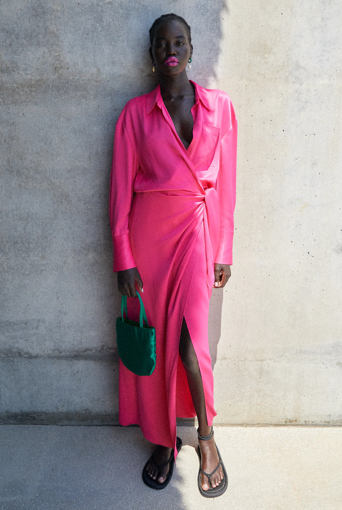 Éste el vestido rosa fucsia de Zara que se sin parar y que las que saben de estilo con sandalias mule