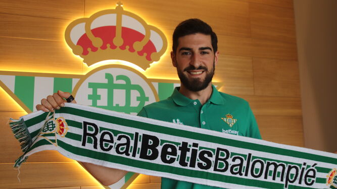 Emilio Buendía posa tras su renovación con el Betis Futsal.