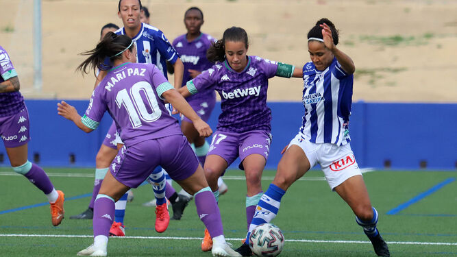 La bética Rosa Márquez, pugna por el balón en un partido ante el Sporting Huelva.