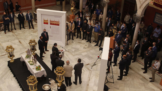 El hermano mayor de la Cena, Álvaro Enríquez, durante su discurso en la inauguración de las exposiciones en la Fundación Cajasol.