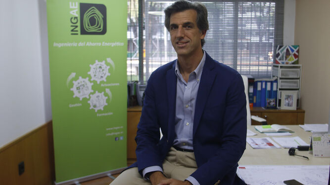Luis Guerrero Gómez, de la empresa Ingeniería y Ahorro Energético (INGAE), en sus oficinas de la calle Eduardo Dato.