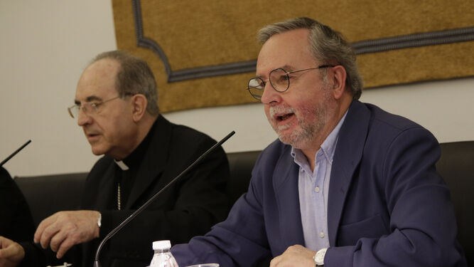 Monseñor Juan José Asenjo y Mariano Pérez de Ayala durante la presentación del balance de Cáritas.