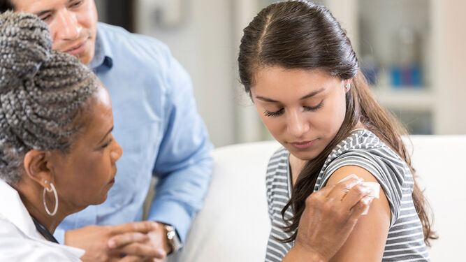 Una joven recibe la vacuna contra el coronavirus.