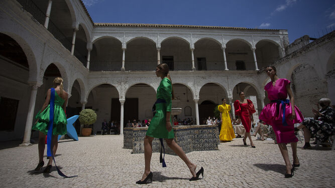 Desfile final del acto de moda flamenca organizado por la escuela Sevilla de Moda y CaixaBank.