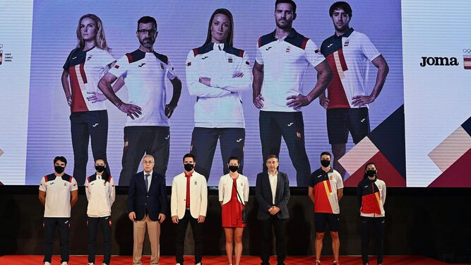 Alejandro Blanco presenta junto a algunos deportistas las equipaciones olímpicas españolas.