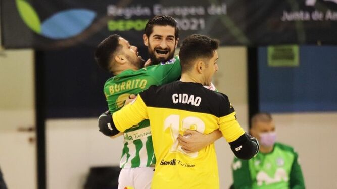 Burrito celebra un triunfo del Betis Futsal junto a Rubén Cornejo y Cidao, esta temporada