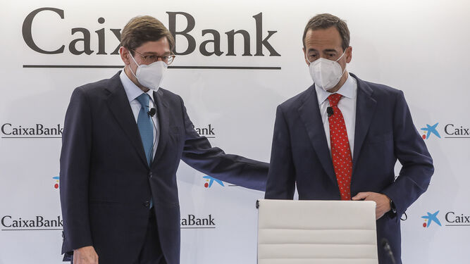 El presidente de Caixabank, José Ignacio Goirigolzarri y el consejero delegado de la entidad, Gonzalo Gortázar, durante una rueda de prensa en la Sede social de Caixabank en Valencia.
