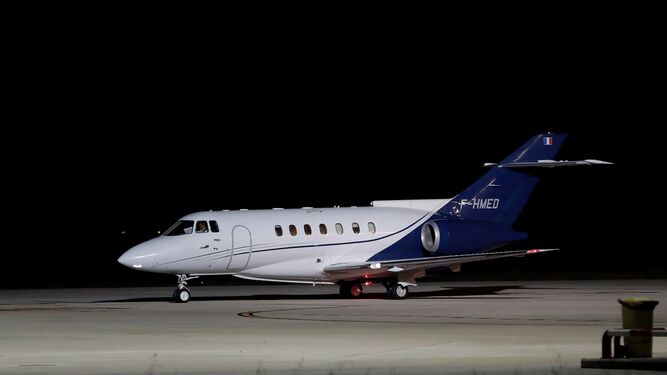 El avión medicalizado que trasladó a Argel al líder del Frente Polisario, Brahim Gali, despegando del aeropuerto de Pamplona el martes por la noche.