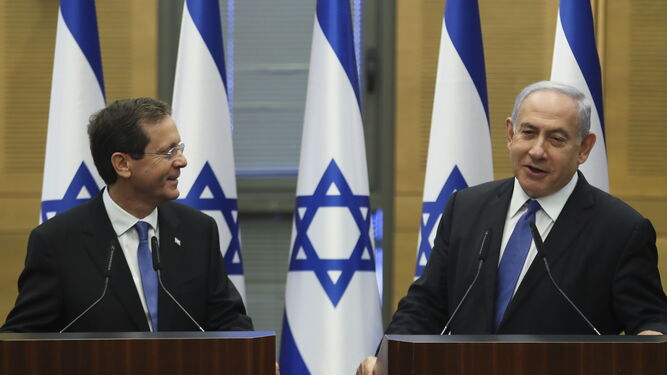El presidente electo, Isaac Herzog, y el primer ministro en funciones, Benjamin Netanyahu, este miércoles en Jerusalén.