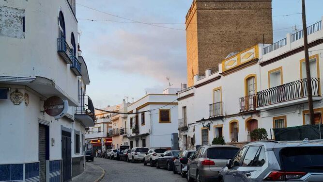 Una calle del casco histórico de La Algaba, en el entorno de la Torre de los Guzmanes.
