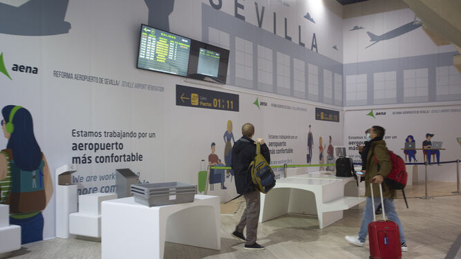 Pasajeros en las instalaciones del aeropuerto de Sevilla.