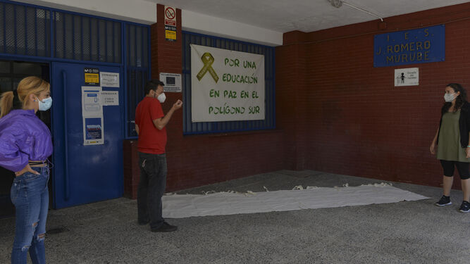 Personal del IES Joaquín Romero Murube, con una pancarta contra los robos.