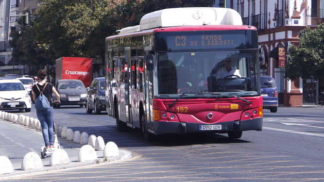 Un autobús de Tussam a la altura de la sede de la Diputación de Sevilla.