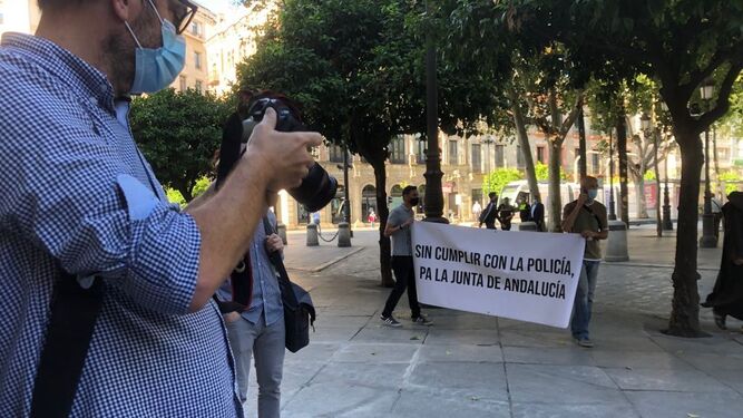 Un fotógrafo toma una imagen de la pancarta de los policías locales.