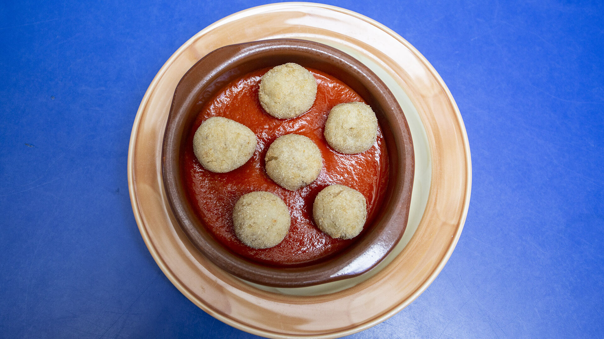 Alb&oacute;ndigas de pl&aacute;tano con salsa de tomate en Habanita
