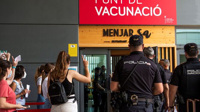 Punto de vacunación en el Hospital Son Espases, en Mallorca.