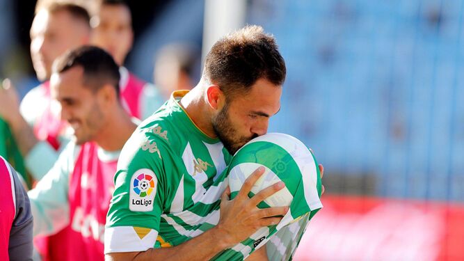 Víctor Ruiz celebra el importantísimo gol que hizo en Vigo.