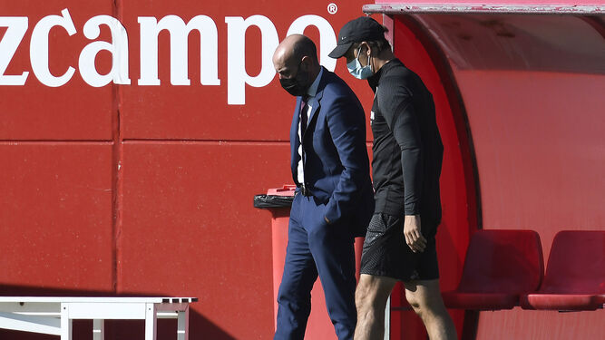 Monchi y Lopetegui charlan durante un entrenamiento del Sevilla FC.