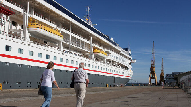 Un crucero atracado en Huelva