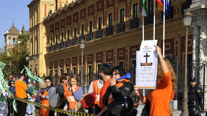 Manifestación de funcionarios frente al Palacio de San Telmo