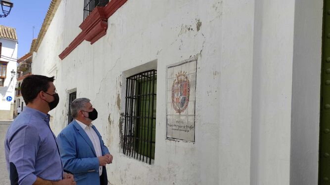 El alcalde, David García Ostos, junto al delegado de Gesión del Espacio Urbano, Sergio Gómez, este lunes junto a las casas anejas al Palacio de Peñaflor.