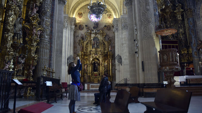 Una turista hace fotos en el interior de la iglesia del Salvador.