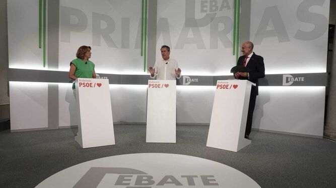 Susana Díaz, Juan Espadas y Luis Ángel Hierro, en los primeros compases del debate de las primarias del PSOE