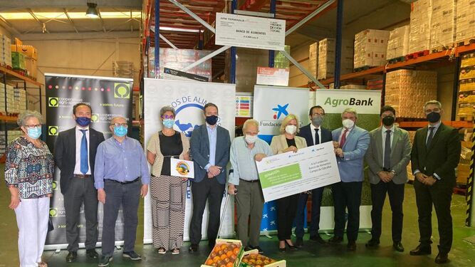 Entrega de la donación de Fundación la Caixa y Caixabank y Cooperativas Agro-alimentarias al Banco de alimentos de Campo de Gibraltar.