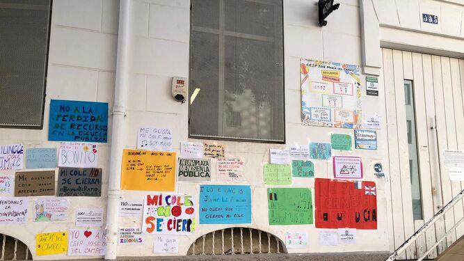 Carteles de protesta contra el cierre de un aula de Infantil en el CEIP José María del Campo.