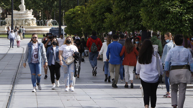 Varias personas caminan por el centro de la capital sevillana.