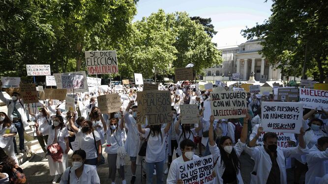 Médicos Internos Residentes (MIR) protestan a las puertas del Ministerio de Sanidad en Madrid el pasado 25 de mayo.