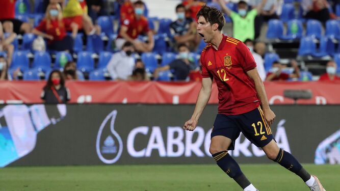 Miranda celebra su gol con España.