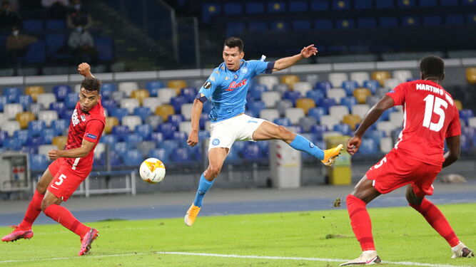 Hirving Lozano remata un balón en un duelo europeo con el AZ Alkmaar.