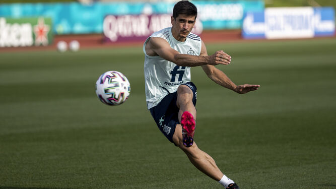 Gerard Moreno golpea el balón durante el entrenamiento del miércoles de España.