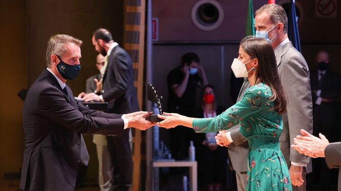 El presidente de Indra, Marc Murtra, recibe de manos de la Reina Letizia el premio, en presencia del Rey Felipe VI.
