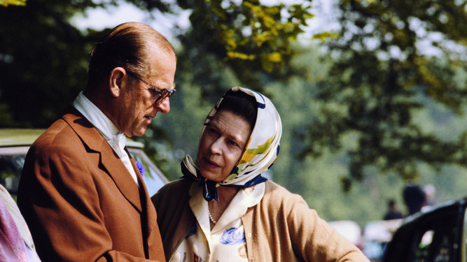 Felipe de Edimburgo e Isabel II, en una imagen de archivo de los años 80.