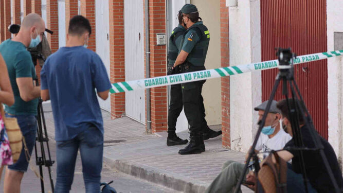 Varios agentes y periodistas frente al domicilio de Adrián, exnovio y asesino confeso de Rocío Caíz.