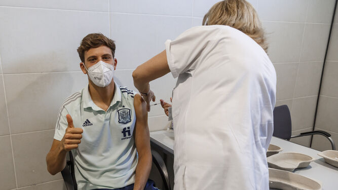 Pau Torres es vacunado en Las Rozas