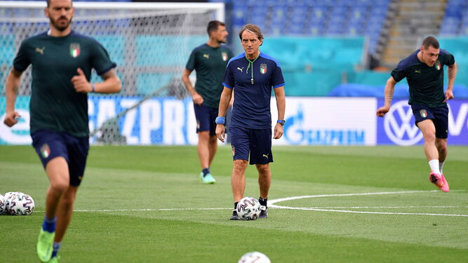 El seleccionadir italiano, Roberto Mancini, dirige el último entrenamiento de Italia.