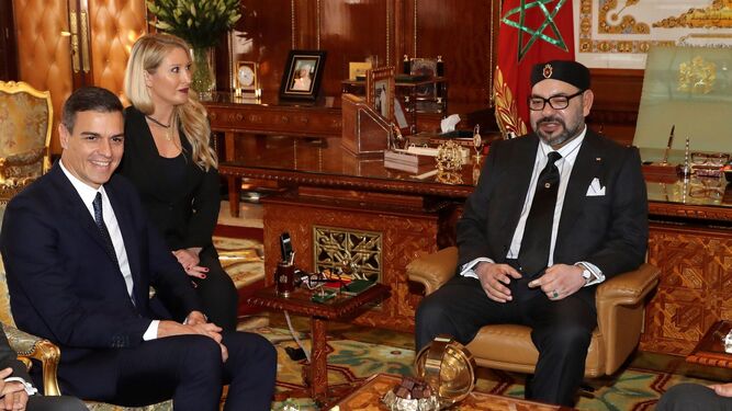 El presidente del Gobierno, Pedro Sánchez, y el rey Mohamed VI de Marruecos durante un encuentro  en el Palacio Real de Rabat.