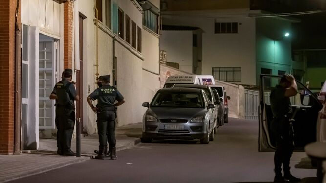 La Guardia Civil junto al domicilio de la madre del presunto asesino de Rocío Caíz, desaparecida en Martín de la Jara.