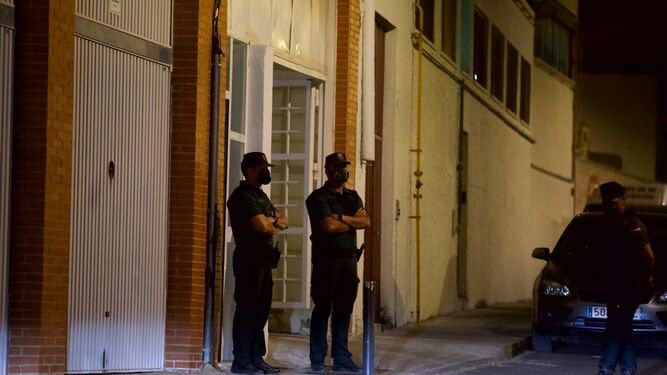 Agentes de la Guardia Civil en la vivienda del detenido en Estepa.