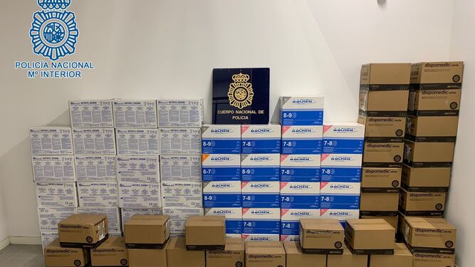 Las cajas del material sustraído recuperadas por la Policía.