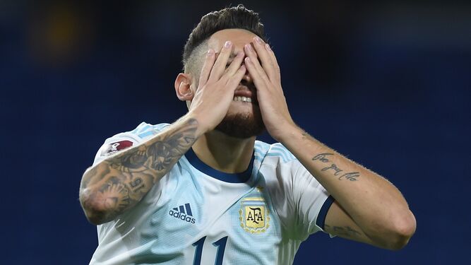 Ocampos realiza un gesto de decepción en un partido de Argentina.