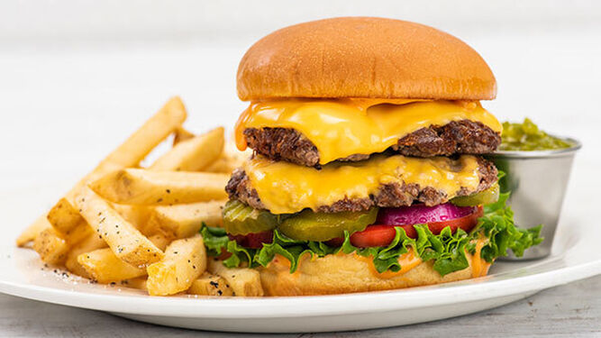 La mítica Country Burger está compuesta por carne de ternera, queso americano, especias y hierbas propias de Hard Rock, además de lechuga y tomate.
