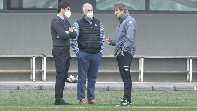 Ángel Haro, Antonio Cordón y Manuel Pellegrini, conversan en la ciudad deportiva en un momento durante la temporada.