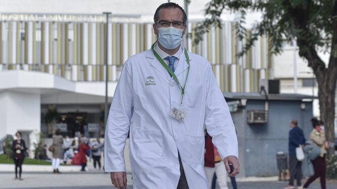 El jefe de Oncología Médica del Hospital Virgen Macarena, Luis de la Cruz, a las puertas del centro.